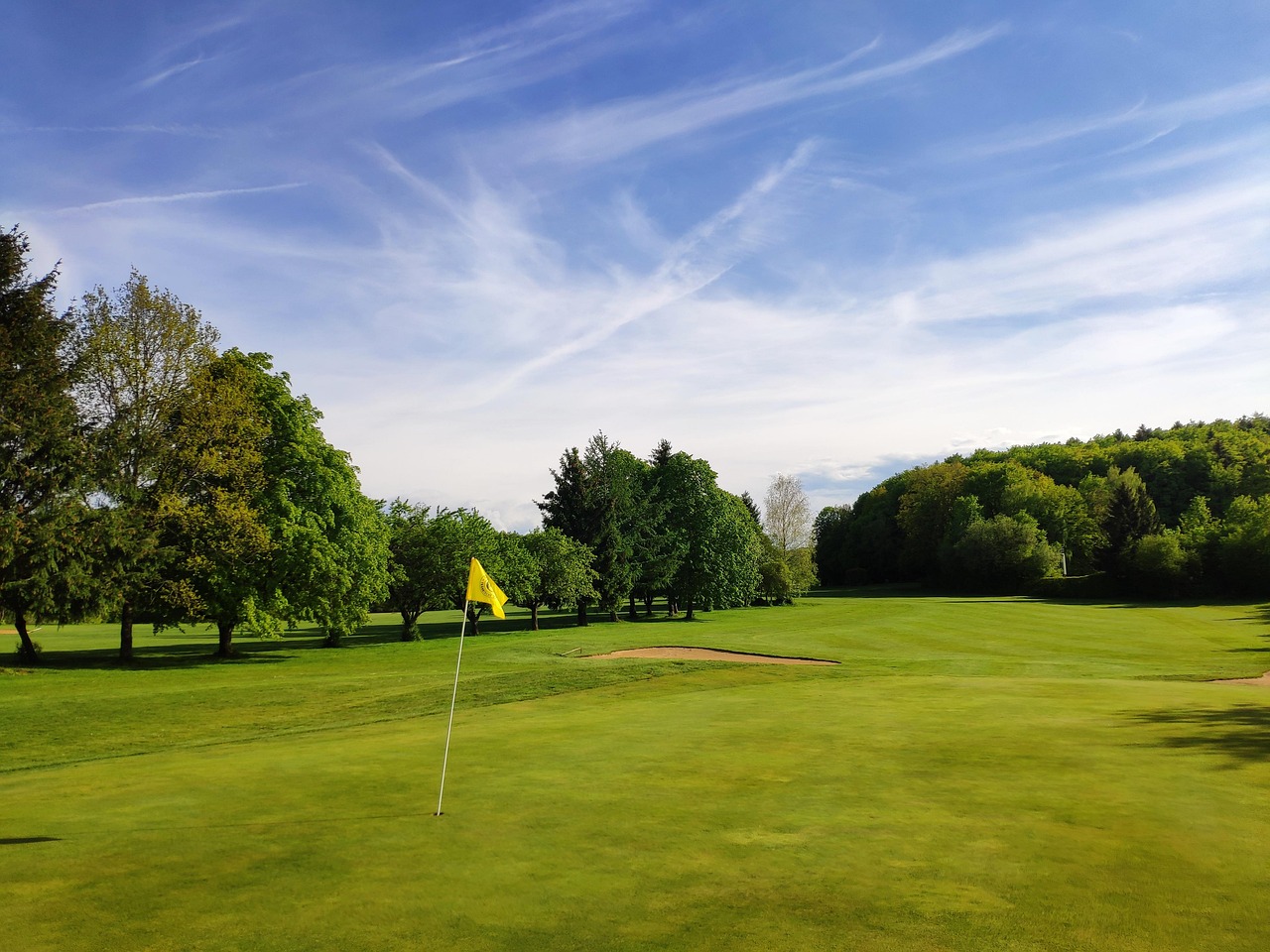 golf course flag green