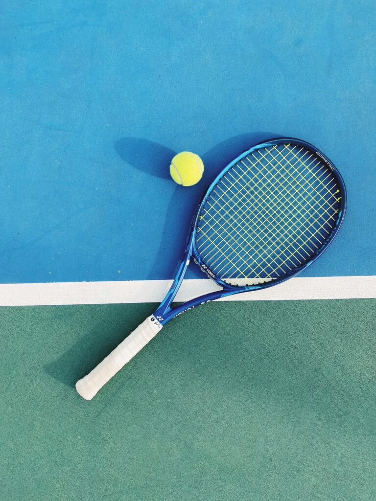raqueta tenis cancha