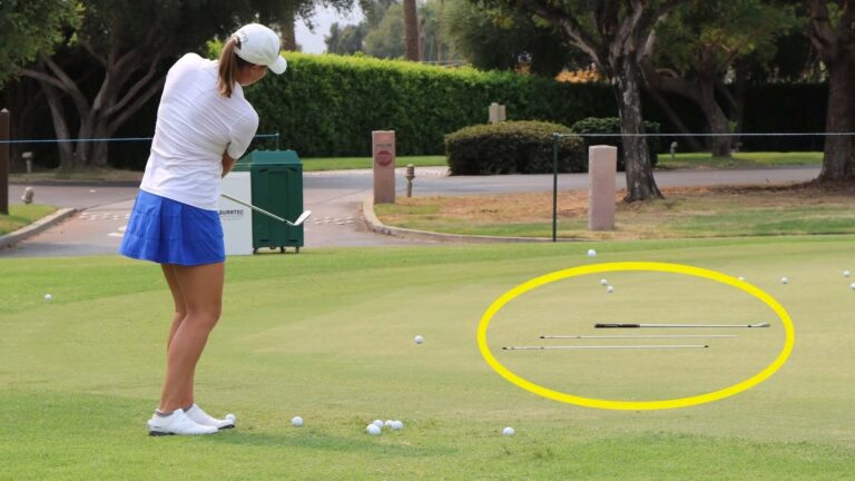 Jugador practicando el juego corto en golf cerca del green